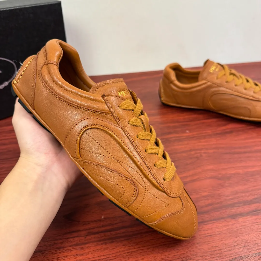 Batch 780 Prada/Prada Montecarlo Re-Edition 2005 Nappa sheepskin/nubuck leather sneakers, men's men's men's shoes for easy shipping! Featuring an antique finish, these sneakers combine style and comfort in a sophisticated and innovative design. The silhouette inspired by driving shoes is soft and flexible, and the deconstructed sole gives it a lightweight look and smooth aesthetic. Prominent top stitching enhances the sporty soul of this hybrid sneaker. It is paired with a lightweight and flexible rubber sole, a visible convex sole pattern embellishment, and a wrapped insole. The whole package! Size: 39-40-41-42-43-44 Leather shoe size Item number: 4E1165 Sheepskin Brown